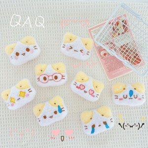 Peluches emoji chat neuves en stock - accessoires de dessin animé de style japonais, décorations et jolies pinces à cheveux pour enfants - Product Image 3