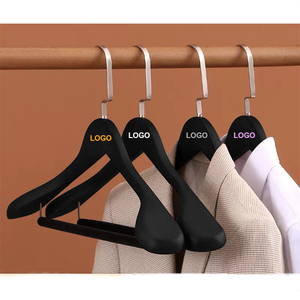 Cintres en <span class=keywords><strong>bois</strong></span> avec logo <span class=keywords><strong>personnalisé</strong></span> pour manteau de tailleur Magasin de vêtements Cintres en <span class=keywords><strong>bois</strong></span> pour veste de luxe marron noir à épaules larges avec barre en velours - Product Image 5