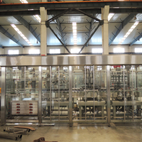 Machine automatique de rétrécissement et de roulage de capsules pour le sertissage de bouchons en aluminium de bouteilles de brandy