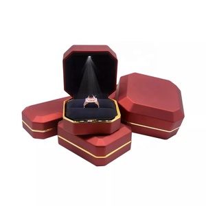 Caja de Joyería Roja Octogonal EVERWIN con Detalles en Dorado y Luz LED para Anillos, Diseño Elegante y Sólido para el Día de San Valentín, Caja de Joyería Premium - Product Image 2