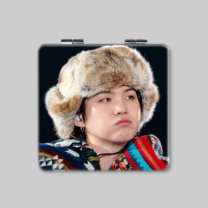 Specchio Portatile Pieghevole Quadrato Bifacciale dei KPOP Idol Bangtan Boys, <span class=keywords><strong>Tour</strong></span> Mondiale Arirang a Lima Perù, JK V JIMIN Suga RM - Product Image 1