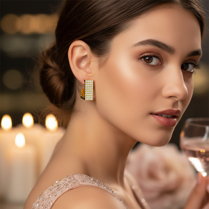 AMARA Pendientes Huggie de Acero Inoxidable Ligeros de 15 mm para Mujer, Aretes Geométricos Hipoalergénicos de Moda, Chapados en Oro de 18K para Fiesta - Product Image 3