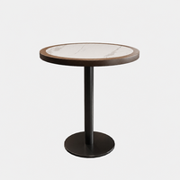 Tabouret de salle à manger, assise ronde rembourrée, structure en bois avec anneau de repose-pieds circulaire pour café, bistrot, hôtel et restaurant