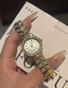 Reloj de Mujer con Aspecto Iced Out, Reloj de Cuarzo con Brazalete de Aleación de Lujo y Gran Atractivo - Product Image 4