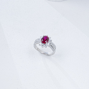 Anillo Ovalado de Rubí para Mujer con Halo y Banda de Diamantes Pavé, Joyería Fina de Lujo - Product Image 1