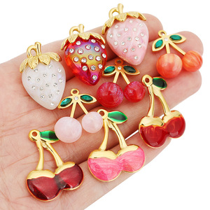สตรอว์เบอร์รีและเชอร์รีชาร์มส์ |   จี้ผลไม้สแตนเลสสตีลเคลือบทอง 18K PVD สำหรับทำเครื่องประดับ DIY |   กันน้ำและป้องกันการแพ้ - Product Image 5