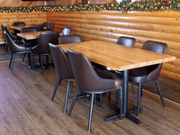 Ensemble table et chaises de restaurant commercial, table à manger carrée en bois avec chaises rembourrées en cuir PU pour mobilier de café et d'hôtel