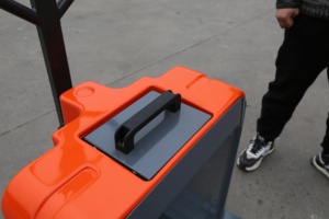 Transpalette électrique 2 tonnes avec pneus pleins et mât simple pour usage en entrepôt intérieur - Product Image 5