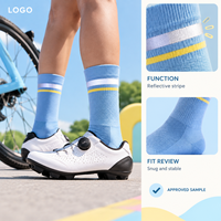 Chaussettes de sport respirantes bleu ciel et vert citron pour le cyclisme, coupe ajustée, maille respirante, bord côtelé, faible volume, zones de couleur inaltérable, échantillon approuvé