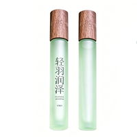 Atomiseur de parfum portable rechargeable en verre dépoli vert avec couvercle en noyer – Fournisseur direct pour l'exportation en gros