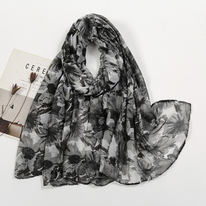 Sciarpa e Hijab in Tessuto Voile 100% Poliestere con Motivi Floreali, Puntini e Sfumature di Colore - Product Image 3