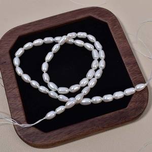 สร้อยไข่มุกน้ำจืดธรรมชาติสีขาว ขนาด 4-5 มม. คุณภาพดี ราคาคุ้มค่า  แบบเม็ดหลวม  แสงสว่าง  ร้อยด้วยด้ายไมโคร  ทรงข้าว  งานกึ่งสำเร็จรูป - Product Image 2