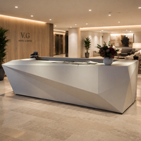 Bureau d'accueil Corian sur mesure à facettes diamantées avec éclairage LED, durable, résistant aux rayures, réparable, multifonctionnel, surface solide de luxe