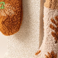 Chaussettes en polaire corail premium 2027 pour femme, mi-mollet, motif jacquard feuille d'érable, citrouille et dinde, épaisses et chaudes, pour la maison et le sommeil