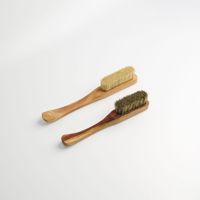 Brosse d'escalade en poils de sanglier de qualité industrielle avec manche en bois durable pour un retrait précis de la craie sur les prises d'escalade intérieures et en salle.