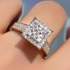F1314 Anello di fidanzamento da donna in oro bianco con diamanti taglio principessa, colore G, diamanti laterali - Product Image 2