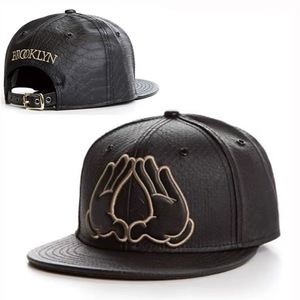 หมวกเบสบอลปักลาย 3 มิติ แบบสั่งทำขายส่ง วัสดุหนังกลับ 6 แผง สไตล์วินเทจ ฮิปฮอป หมวกแก๊ปทรงพ่อ สปอร์ต พรีเมียม แบบ Snapback พร้อมส่ง - Product Image 1