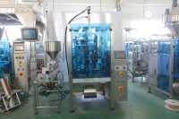 Machine d'emballage verticale automatique haute vitesse pour liquides alimentaires (sauce tomate, vinaigrette, etc.) en sachets de grande taille