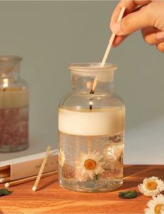 Juego de Regalo de Velas Aromáticas de Cera de Gelatina con Flores Secas en una Botella de Vidrio de Estética Lujosa - Product Image 4
