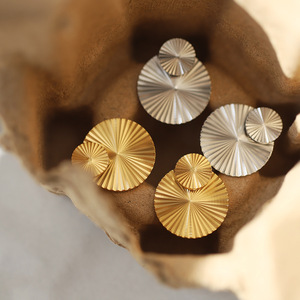 Boucles d'oreilles clous géométriques en acier titane plaqué or 18 carats, style chinois, gravées motif éventail origami, dos rond, inaltérables, vente en gros - Product Image 5