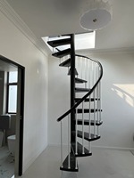 Escalier en colimaçon minimaliste Prima Cream avec réduction du bruit et amortissement, idéal pour les maisons résidentielles modernes en duplex