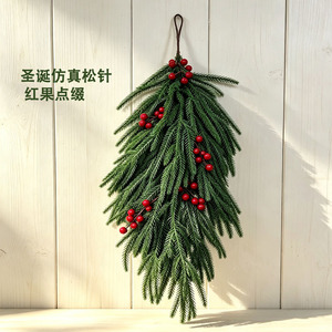 Branche de pin artificielle de Noël avec baies rouges, décoration murale style nordique, décoration de porte, en plastique - Product Image 1