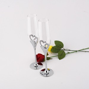 Venta al por mayor de copas de champán de fondo plano de marca perla y metal con forma de corazón romántico de boda - Product Image 2