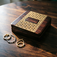 Boîte cadeau en bois foncé pour chocolats et dattes, avec doublure en PU, logo personnalisé, incrustation sculptée, artisanat pour les fêtes islamiques, emballage cadeau haut de gamme