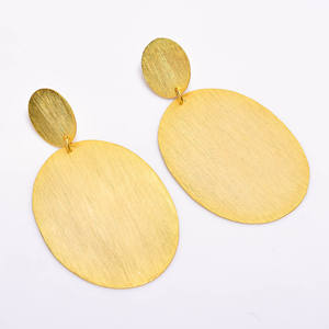 Pendiente de piedras preciosas de latón chapado en oro de 18K, joyería de pendiente de latón con diseño de media luna, mayorista de joyería chapada en oro de latón - Product Image 4