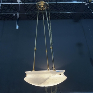 Lámpara Colgante Artística de Ónix en Forma Libre con Marco de Metal Dorado para Villas y Hoteles de Lujo - Product Image 5