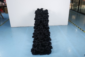 Guirnalda de Rosas Negras Artificiales, Arreglo Floral Oscuro para Bodas Góticas y Eventos Espeluznantes - Product Image 4