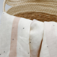 Selimut Swaddle Muslin Putih Lembut dan Bernapas dengan Bintang Emas yang Ceria dan Aksen Abu-abu yang Halus untuk Bayi Baru Lahir dan Bayi