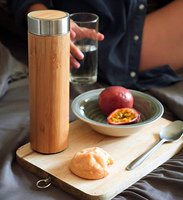 Logo personnalisé Bouteille d'eau thermos isolée sous vide en bois de bambou naturel à double paroi en acier inoxydable Tasse à café avec infuseur à thé