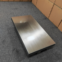 Table basse moderne en acier inoxydable au design métallique élégant et minimaliste, finition sans traces de doigts, pour les intérieurs de salon