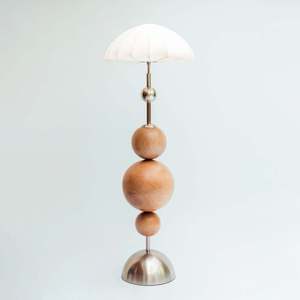 Lampadaire moderne avec sphères en bois et base en métal pour salon et chambre à coucher, source lumineuse LED, commande par interrupteur, design à tête unique - Product Image 1