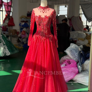 Vestido de Quinceañera Rojo de Lujo Moderno Xs256 con Adornos de Cuentas, Cola de Capilla y Falda de Tul - Product Image 2