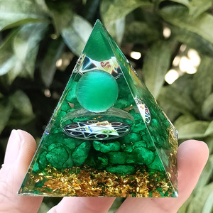 Pyramide en résine époxy avec galets de cristal, œil de chat vert, hexagone, décoration d'aquarium, ornement de bureau, cadeau - Product Image 2