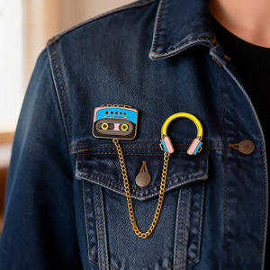 Nuevos pines <span class=keywords><strong>de</strong></span> solapa <span class=keywords><strong>de</strong></span> dibujos animados al por mayor, auriculares <span class=keywords><strong>de</strong></span> <span class=keywords><strong>radio</strong></span>, regalo <span class=keywords><strong>de</strong></span> recuerdo <span class=keywords><strong>de</strong></span> metal artesanal, pin <span class=keywords><strong>de</strong></span> esmalte duro, pines <span class=keywords><strong>de</strong></span> metal personalizados con cadena - Product Image 2