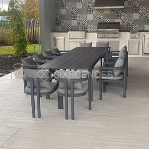 Mesa de comedor y sillas de aluminio resistente a la intemperie de lujo con cojines de secado rápido y diseño moderno perfecto para uso durante todo el año - Product Image 1