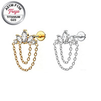 Boucle d'oreille hélix Freya en titane ASTM F136 G23 doré à dos plat, avec œil de cheval en zircon cubique et double chaîne, pour piercing de cartilage et de lobe