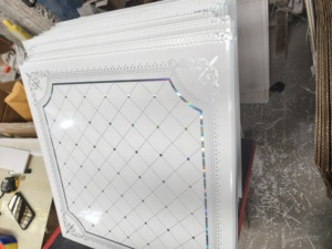 Panneau de <span class=keywords><strong>plafond</strong></span> en <span class=keywords><strong>PVC</strong></span> léger et imperméable, <span class=keywords><strong>installation</strong></span> facile par clipsage pour <span class=keywords><strong>faux</strong></span> <span class=keywords><strong>plafond</strong></span> de salle de bain et de cuisine - Product Image 5