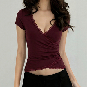Camiseta de Manga Corta para Mujer, Color Vino Tinto, con Encaje y Parches, Cuello en V Cruzado, Estilo Veraniego, Estilo Pure Desire, Top Básico Informal - Product Image 1