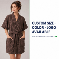 Peignoir court en coton jacquard avec logo personnalisé, capuche et poches, idéal pour le spa, l'hôtel, la plage, l'été