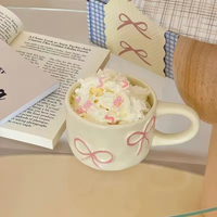 Tasse à café en céramique rouge avec nœud en relief personnalisé en gros, avec cuillère, design mignon portable, idéale pour les cadeaux de rentrée scolaire