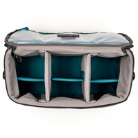 Organisateur d'équipement photo noir avec compartiments ajustables, couvercle en maille transparente, poche latérale et rangement frontal pour la photographie