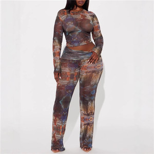 Ensemble 2 pièces transparent pour femmes, haut court imprimé coloré et pantalon à revers, tenue de club ajustée et extensible - Product Image 3