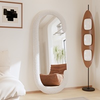 Miroir sur pied asymétrique unique avec bordure en tissu éponge moelleux et rebord duveteux pour la décoration de salon de style nordique – Vente en gros