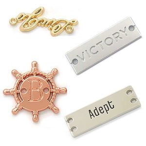 Leverancier Groothandel Hoge Kwaliteit Kleding Metalen Waterdichte Tag Kleding Reliëf Custom Tas Hoed Schoenen Sjaal Metalen Tag Sjaal - Product Image 2