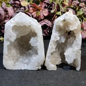 Amostra de mineral de quartzo natural brilhante geodo ponto áspero branco ágata geodo druzy torre para cura