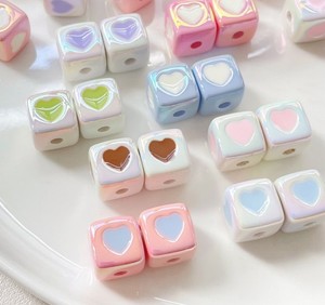 Precio al por mayor lindo Color galvanizado en forma de corazón de cuatro lados cuentas acrílicas cuadradas DIY materiales hechos a mano Accesorios - Product Image 3